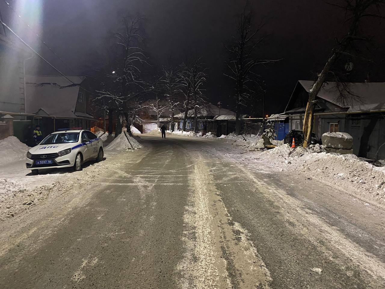 Двое пострадали в  ДТП в Березовском: авто врезалось в дерево  Ночная авария оставила двух человек с ушибами. 29-летний водитель «Киа Оптима» потерял контроль над машиной и столкнулся с деревом. Вместе с ним пострадал 44-летний пассажир. Обоих с ушибами доставили в больницу. Водитель, как выяснилось, вообще не имел прав. От медосвидетельствования он отказался.