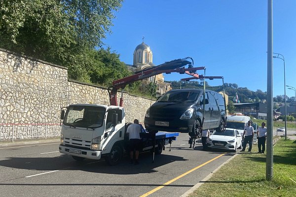 В Сочи усилены меры по пресечению незаконных пассажирских перевозок Межведомственная рабочая группа на регулярной основе проводит рейды для пресечения незаконных пассажирских перевозок и багажа. В первую очередь уделяется внимание местам массового нахождения гостей и жителей города Сочи – это железнодорожные вокзалы и аэропорт. Очередной выездной мониторинг состоялся в районе аэропорта. На спецстоянку был направлен 1 легковой автомобиль.