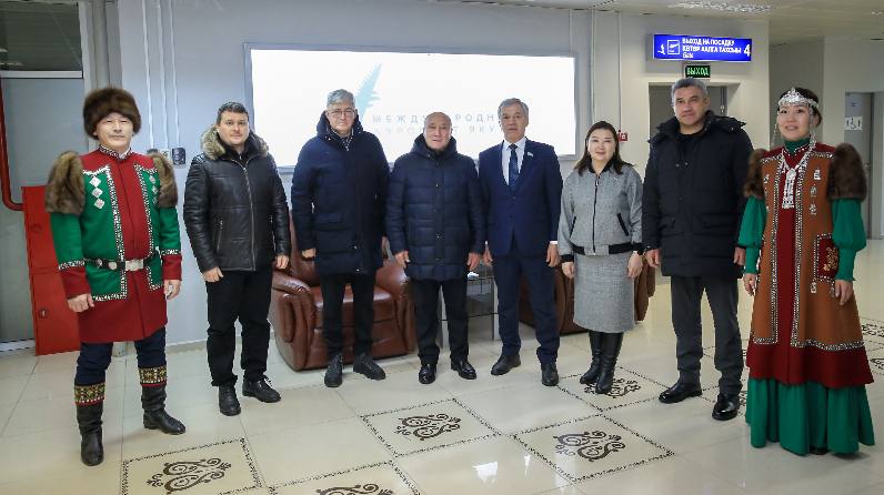 Делегация Государственного Совета Татарстана прибыла в Республику Саха Якутия С рабочим визитом в Республику Саха Якутия прибыла парламентская делегация Татарстана во главе с заместителем Председателя Государственного Совета председателем Комиссии при Раисе РТ по вопросам сохранения развития татарского языка и родных языков представителей народов проживающих в РТ Маратом Ахметовым В составе делегации председатель Комитета по образованию культуре науке и национальным вопросам Айрат Зарипов депутат Государственного Совета Ильшат Аминов министр образования и науки РТ Ильсур Хадиуллин В ходе визита депутаты республиканского парламента встретятся с Председателем Государственного Собрания Ил Тумэн Республики Саха Якутия Алексеем Еремеевым Стороны обсудят актуальные вопросы законодательного обеспечения социально экономического развития регионов реализации языковой политики сохранения и развития родных языков В рамках пребывания парламентская делегация также планирует посетить детский сад 51 Кэскил общеобразовательную школу Айыы кыһата ГО Город Якутск национальную вещательную компанию Саха Северо Восточный федеральный университет имени М К Аммосова Кроме того депутаты Государственного Совета встретятся с Союзом писателей Якутии коллективом Национального книжного издательства Айар редакторами республиканских СМИ