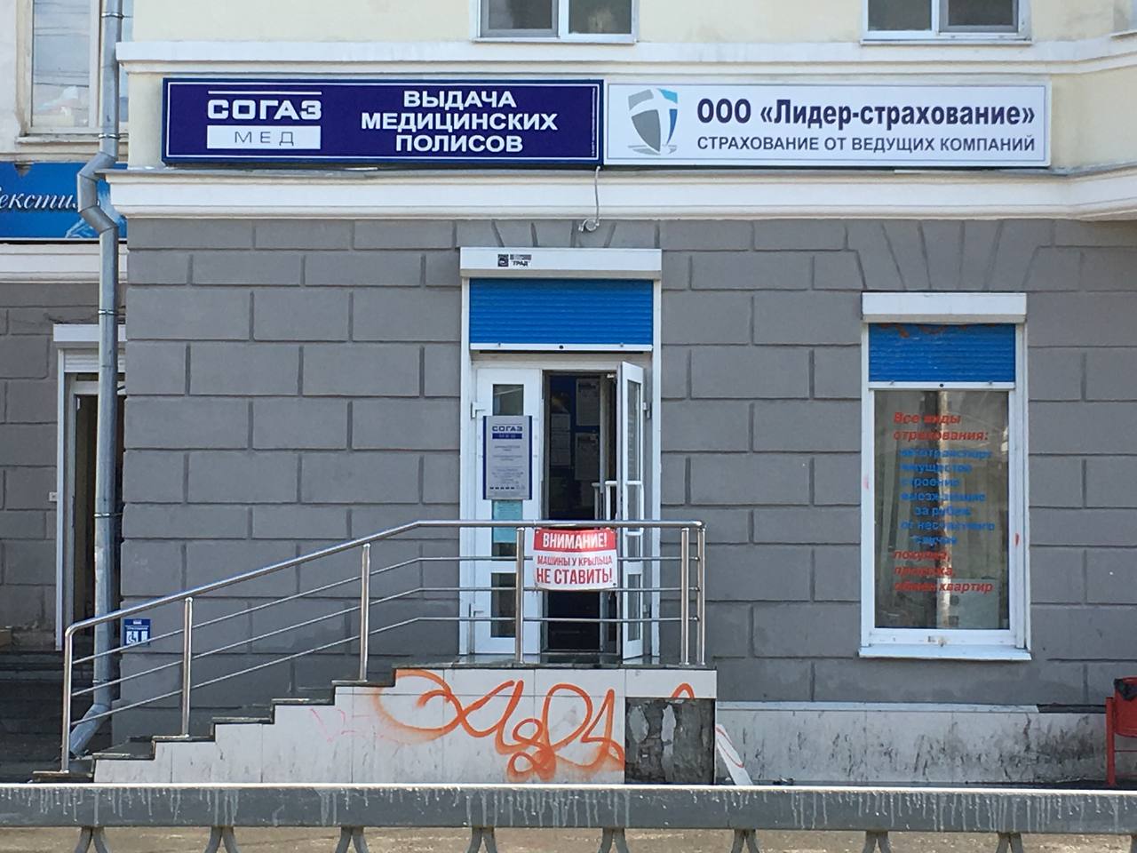 В 2025 году в России значительно вырос спрос на страхование от падения БПЛА По оценкам финансового эксперта объем рынка страхования от прилета БПЛА в 2025 году вырос в несколько раз до 25 40 млрд руб Страховщики включают этот риск в состав имущественного страхования и продают отдельным полисом Однако эксперты предупреждают что в случае признания атаки беспилотника террористическим актом стандартное покрытие не действует страховая ничего не возмещает Гуд Афтенун Новости
