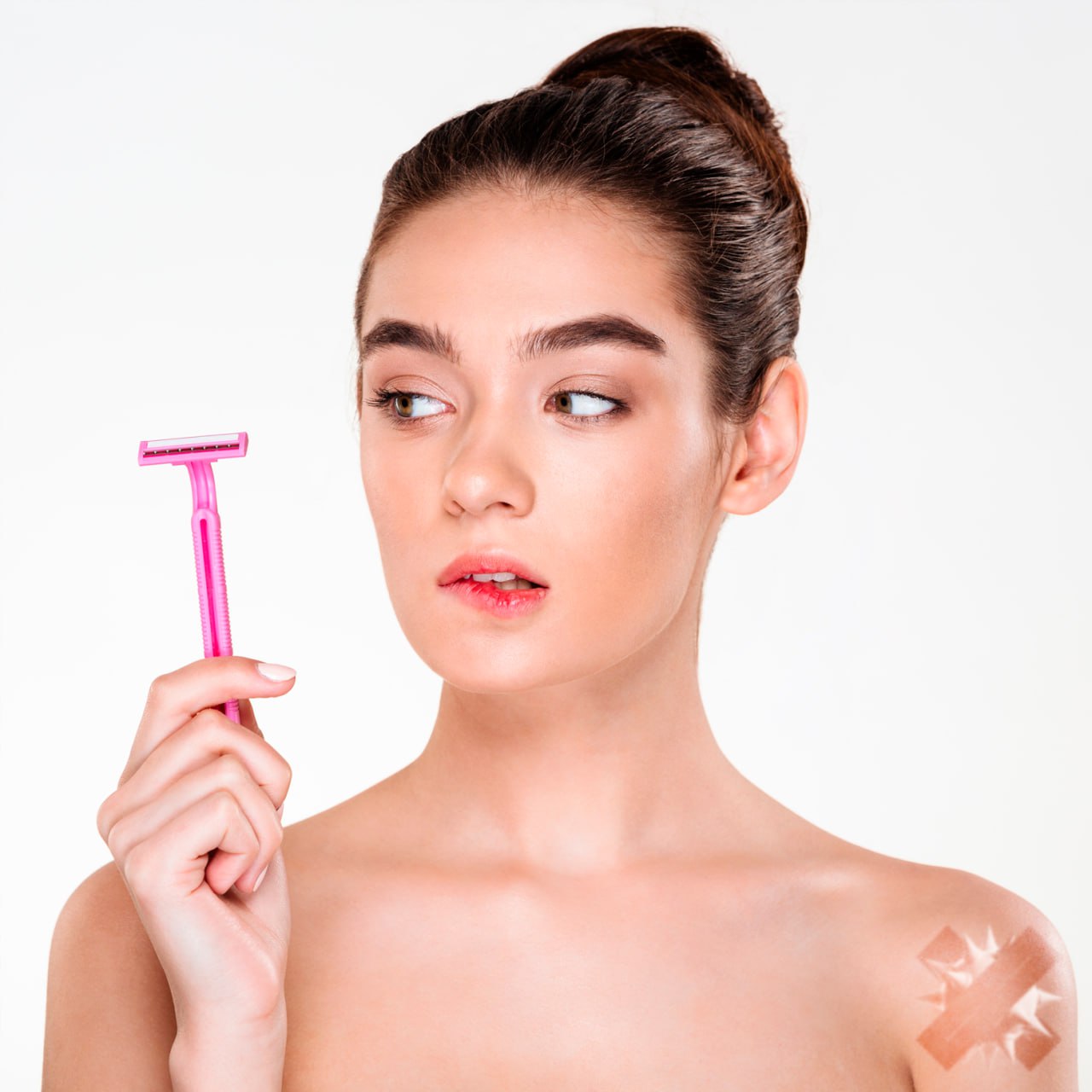 В России спрос на интимные стрижки к Новому году вырос на 60 Салоны красоты перед праздниками завалены необычными запросами Мастера говорят тотальная эпиляция больше не в моде сейчас популярна лёгкая натуральность и праздничные эскизы В хитах сезона новогодние рисунки из волос ёлочки подарочки и даже лошадки символ 2026 года Многие чувствуют себя так более сексуально и расслабленно   классный тренд дед морозы 2 0 мне ёлочку с игрушками НМШ