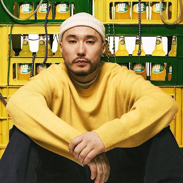 Скриптонит вошел в топ 10 Музыкального индекса BandLink Это рейтинг из 1000 локальных и зарубежных артистов которые привлекли больше всего внимания россиян за последнюю неделю О запуске нового инструмента стало известно на СаундЧеке сервиса для артистов BandLink Лидером индекса на прошлой неделе стал Баста на 7 месте Скриптонит Среди иностранных артистов самая высокая позиция у Lady Gaga которая попала на 51 строчку Следом за ней на 64 месте идет рэпер Eminem Индекс обновляется каждый понедельник а для формирования рейтинга использует аналитику прослушиваний на стримингах с учетом данных BandLink статистику посещения крупнейших билетных сервисов и другие показатели которые переводятся в баллы интереса В свежем разделе сервиса кроме самого индекса можно посмотреть как в нем менялись позиции артистов Это первый в России топ с глубиной в 1000 позиций что дает возможность открывать и отслеживать рост взлетающих фрешменов