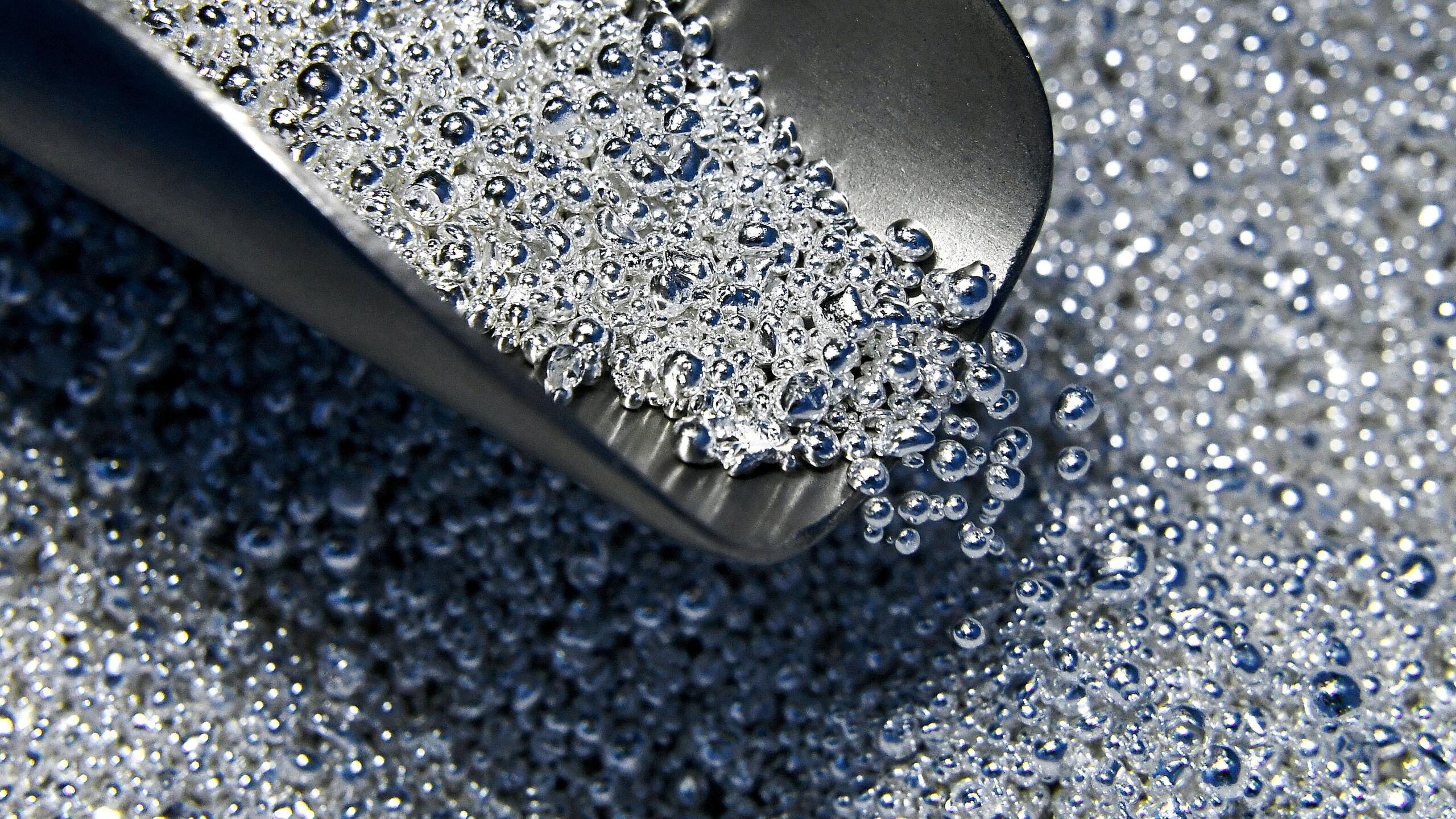 Биржевая цена на серебро в четверг растет примерно на 1 5 впервые в истории превысив отметку в 54 доллара за тройскую унцию следует из данных торгов По состоянию на 7 13 мск цена декабрьского фьючерса на серебро поднималась на 1 46 относительно предыдущего закрытия до 54 24 доллара за тройскую унцию А новый исторический максимум достигнутый минутами ранее составляет 54 395 доллара При этом цена декабрьского фьючерса на золото на нью йоркской бирже Comex на 7 13 мск росла на 0 18 относительно предыдущего закрытия на 7 65 доллара до 4 221 25 доллара за тройскую унцию