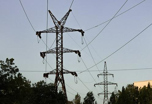 Мирзиёев поручил завершить модернизацию системы электроснабжения Ташкента до 1 ноября.   Работы по ремонту подстанций и трансформаторов ведутся на фоне роста населения и активного строительства в столице. За последний год введено в эксплуатацию 12 тысяч новых объектов, что усилило нагрузку на электросети. За два года на развитие энергосистемы направлено 2,8 трлн сумов  $222 млн , модернизированы десятки подстанций, сотни трансформаторов и тысячи километров сетей.  Тем не менее, 46 подстанций и 207 трансформаторов всё ещё работают с перегрузкой. Число потребителей выросло на 40 тысяч, спрос на электроэнергию увеличился на 6%. Удлинение периода экстремальной жары с одной недели до 20 дней привело к рекордному июльскому потреблению свыше 900 млн кВт·ч.    Подробнее на нашем сайте