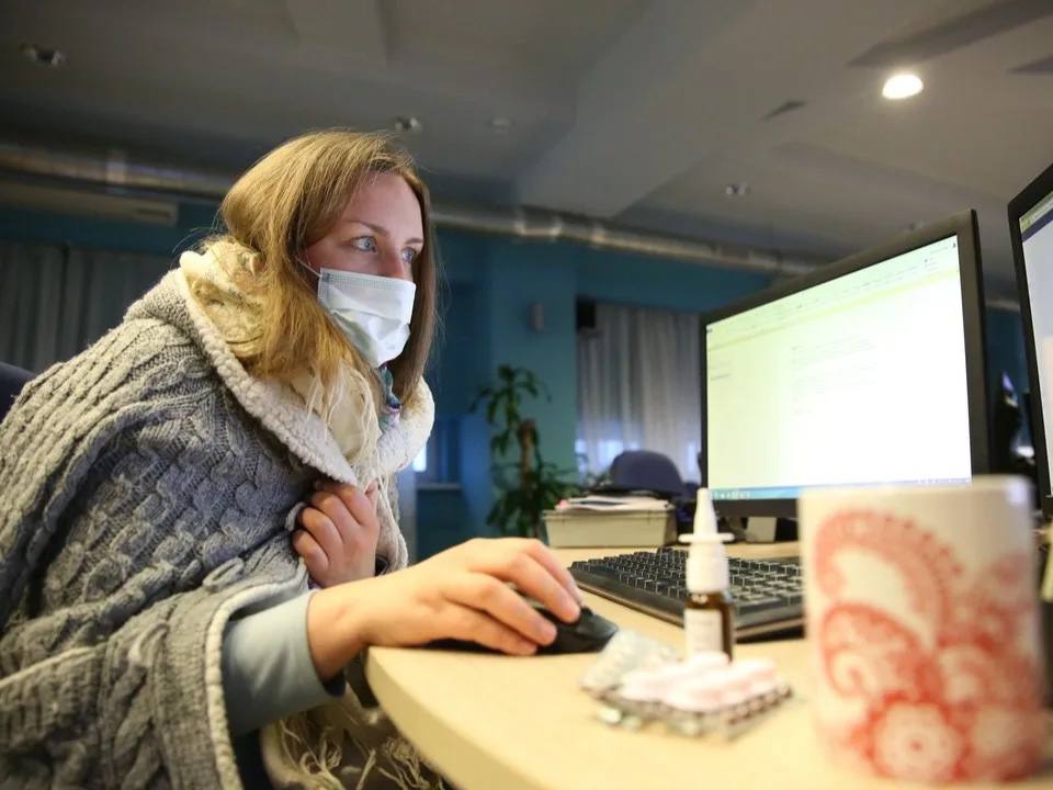 Россиянам хотят разрешить отказываться от электронных больничных Депутат Госдумы Ярослав Нилов предложил дать работникам право отказываться от оформления электронного больничного если они чувствуют себя достаточно хорошо чтобы работать дистанционно вместо ухода на больничный Сейчас электронный больничный автоматически поступает работодателю и человек не может выбрать продолжать работать или нет даже если он способен выполнять обязанности удаленно Раньше когда больничные были бумажными этот выбор был за сотрудником Как вам идея Кубанские Новости   Мы в MAX