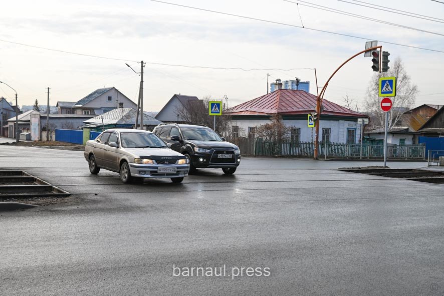 В Барнауле обследуют 100 километров дорог, отремонтированных по нацпроекту  В Барнауле с 1 апреля началось комиссионное обследование дорог, отремонтированных в рамках национального проекта «Безопасные качественные дороги» и находящихся на гарантийном обслуживании у подрядчиков. Обследование продлится до конца месяца.          В комиссию входят представители подрядных организаций, специалисты комитета по дорожному хозяйству и транспорту города Барнаула, ФКУ УПРДОР «Алтай», общественники и организации осуществляющие лабораторный контроль.  На гарантии у подрядных организаций находится около 100 километров дорог. Для их обследования сформировано две рабочие группы, которые параллельно работают в разных районах Барнаула.    Сегодня комиссия осмотрела дорогу по ул. Северо – Западная, отремонтированную в 2024 году.  Во время обследования комиссия также оценивает состояние тротуаров, ограждений и благоустройство, если оно было предусмотрено в рамках ремонтных работ. После обследования, в случае выявления дефектов, в адрес подрядных организаций будут направлены предписания на устранение замечаний. После устранения замечаний, комиссия проверит объект еще раз.   Отметим, что все дефекты подрядчики обязаны устранить в срок до 1 июня.