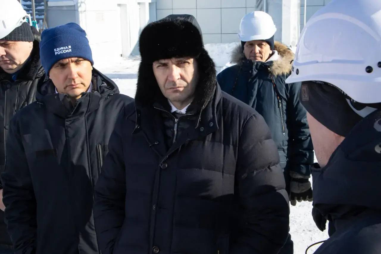 Дмитрий Демешин в рабочей командировке в Комсомольске на Амуре Основное внимание социальным объектам Один из самых проблемных объектов Города юности стадион Авангард находится в высокой степени готовности Срок ввода в эксплуатацию I квартал 2026 года А вот детский сад 134 на 200 мест должны были сдать после реконструкции еще в декабре 2025 года но из за проблем с подрядчиками сроки завершения работ снова перенесены Это недопустимо будем разбираться и принимать жесткие меры