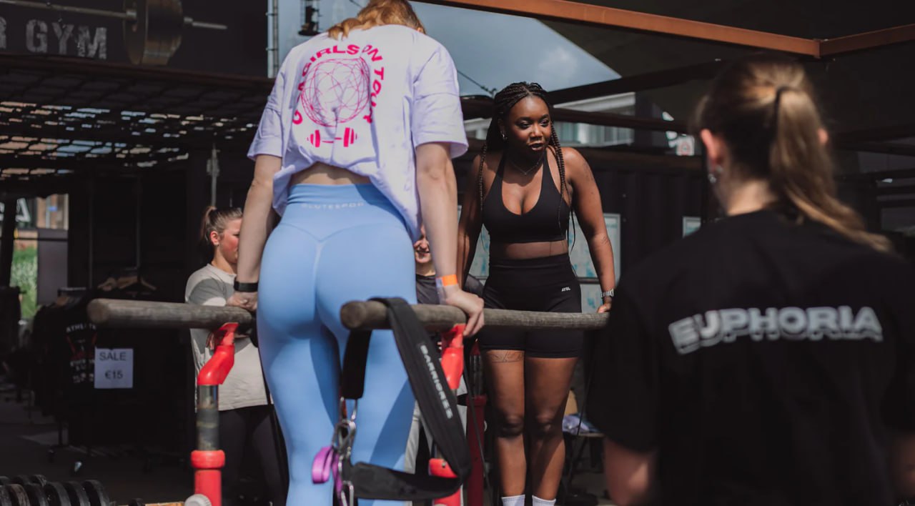 В России предлагают ввести дресс код в спортзалах без открытых животов прозрачных лосин и прочих смущающих элементов За слишком откровенный фитнес хотят даже штрафовать по статье о мелком хулиганстве Пока это только инициатива но обсуждение уже идёт Neuronbo