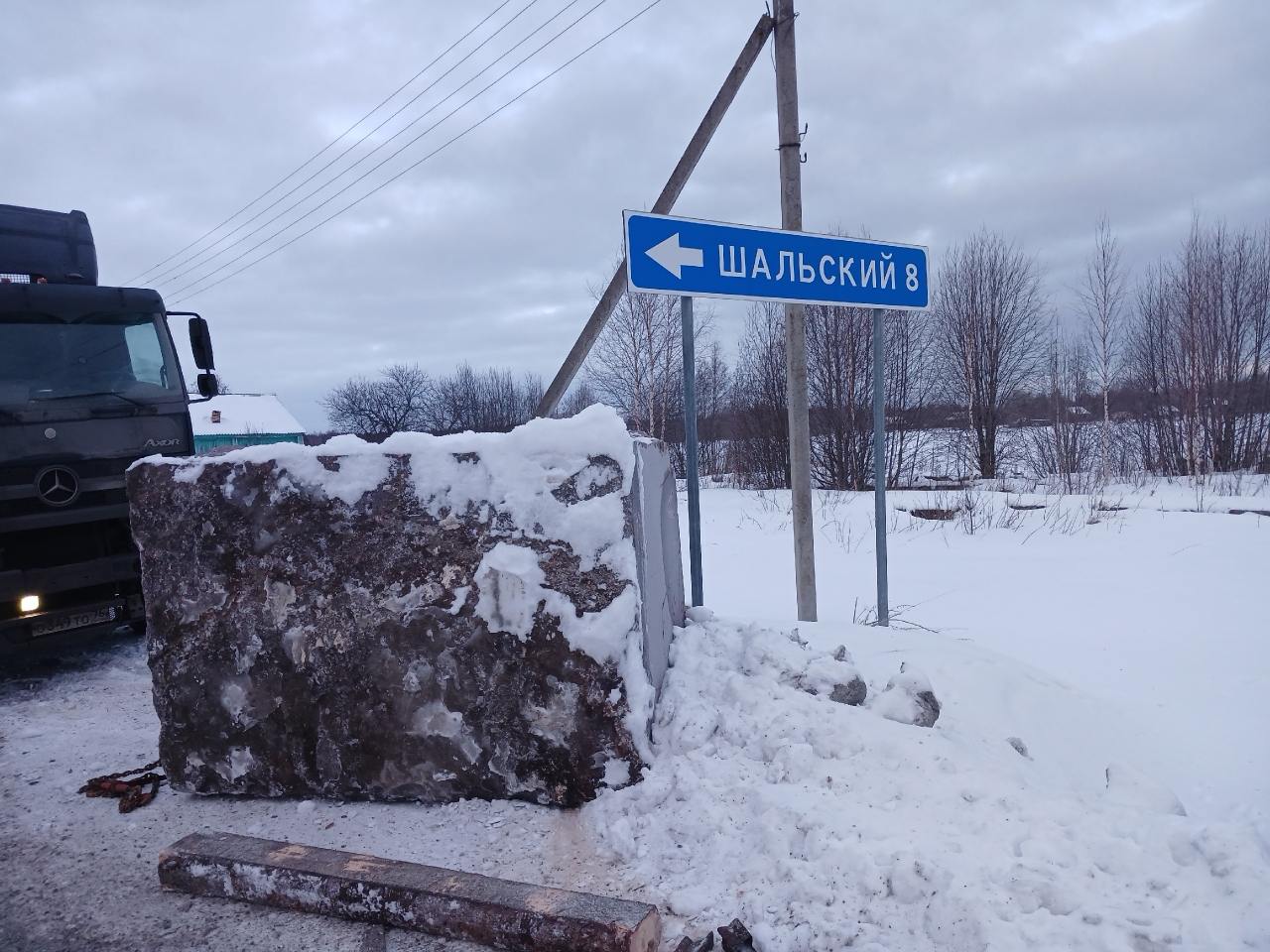 Огромный камень вывалился на дорогу из грузовика в Пудожском районе. Это произошло сегодня утром в деревне Семеново во время его перевозки с месторождения гранита "Гора Токимовка". Вес камня - 10 тонн.  Гиганта везли в Московскую область. Водитель рассказал, что во время прохождения крутого поворта оборвало цепи, которые держали камень, из-за чего он упал. Пострадавших нет.  Фото: газета "Пудожский Уездъ"  5 5 5  Подписаться   Прислать новость