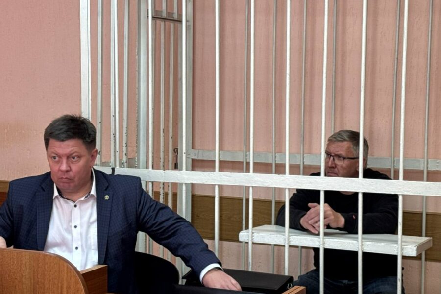 Замдиректора авиазавода имени Чкалова арестован в Новосибирске Октябрьский районный суд Новосибирска отправил под домашний арест до 24 ноября Юрия Ненева первого заместителя директора Новосибирского авиационного завода имени В П Чкалова который входит в ПАО ОАК Суд решил что предварительное следствие находится на начальной стадии и не все доказательства собраны Основными свидетелями по делу являются сотрудники авиазавода на которых Юрий Ненев может оказать давление Поэтому суд решил ограничить его свободу чтобы обеспечить объективность расследования Подробнее читайте по ссылке     INFOPRO54 Источник фото A Petrova Управление Судебного департамента в Новосибирской области