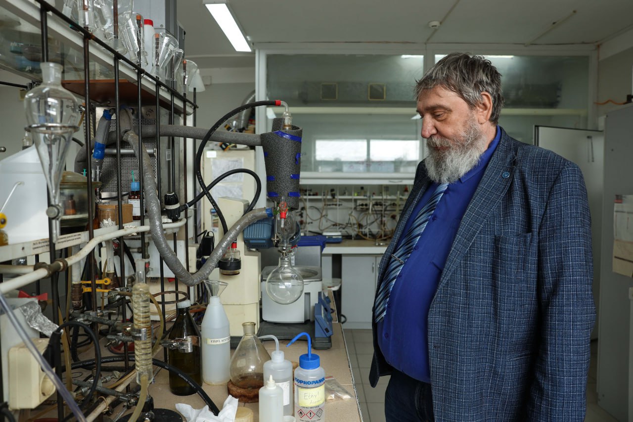 СКФУ разработал технологию очистки пляжей Черного моря от нефтепродуктов  Учёные Северо-Кавказского федерального университета создали технологию удаления нефтепродуктов из песка, которую планируется применять для очистки пляжей Черного моря. Разработка успешно прошла испытания, сообщается в пресс-службе университета.  Технология включает два вида сепараторов: стационарный — для работы на специально оборудованных площадках, и мобильную нефтеловушку — для локальных загрязнений. Эффективность очистки была подтверждена при использовании различных промывочных растворов, включая соединения карбоната калия, хлорида и гидроксида натрия.  «В настоящий момент учеными университета проводится дополнительная оценка содержания нефтепродуктов в песке после промывки подобранными растворами, а также исследование по содержанию канцерогенно опасного бенз[a]пирена. Параллельно совместно с индустриальными партнерами разрабатывается установка для очистки песка с использованием разработанной технологии», — отмечается в сообщении.  Подпишись — это Кавказ Сегодня!