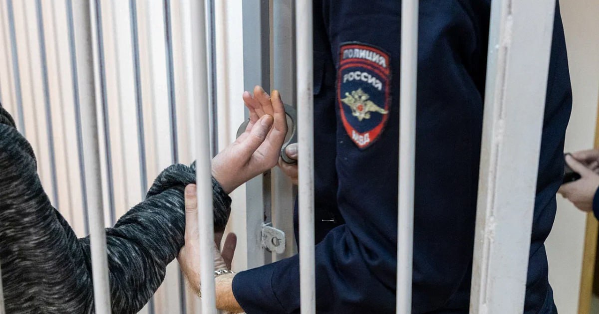 Суд в Иркутской области начал выносить первые приговоры коррупционной группе, в которой участвовали мэр, его заместители и депутаты думы города Тулуна, незаконно получавшие компенсации от государства. Речь идёт о коррупции в мэрии Тулуна, который летом 2019 года пострадал от масштабного наводнения. Чиновники организовали мошенническую схему получения компенсаций за утраченное или пострадавшее жильё. Силовики возбудили несколько уголовных дел, фигурантами стали глава Тулуна Юрий Карих, который был арестован, его заместитель и депутаты. Сегодня стало известно, что одной из участниц преступной схемы суд назначил 4 года колонии. Это была чиновница из управления по муниципальному имуществу и земельным отношениям мэрии Тулуна Елена Бахарева. ⏺Кировский районный суд Иркутска вынес приговор 46-летней Елене Бахаревой, признанной виновной в мошенничестве при получении социальных выплат ч. 4 ст. 159.2 УК РФ . Чиновница участвовала в преступной схеме, нанесшей ущерб федеральному бюджету на 3 млн рублей. Суд установил, что в 2019–2020 годах осуждённая вместе с группой сообщников, включая должностное лицо администрации Тулуна, подделала документы для двух граждан. Они фальсифицировали факт их проживания в зоне наводнения 2019 года, чтобы незаконно получить сертификаты на покупку жилья. На основании подложных данных участники оформили фиктивные договоры купли-продажи недвижимости, а затем разделили деньги между собой. С учётом признания вины и досудебного соглашения о сотрудничестве суд назначил женщине 4 года колонии общего режима. Исполнение приговора отсрочено до достижения её ребёнком 14 лет. Также осуждённая выплатит штраф в 150 тыс. рублей. Два сообщника ранее получили условные сроки со штрафами 400 и 900 тыс. рублей. Расследование в отношении остальных участников группы продолжается. Подробности уголовного дела в отношении экс-мэра Тулуна Юрия Кариха можно прочитать по ссылке. Подпишитесь на «Иркутск политический»
