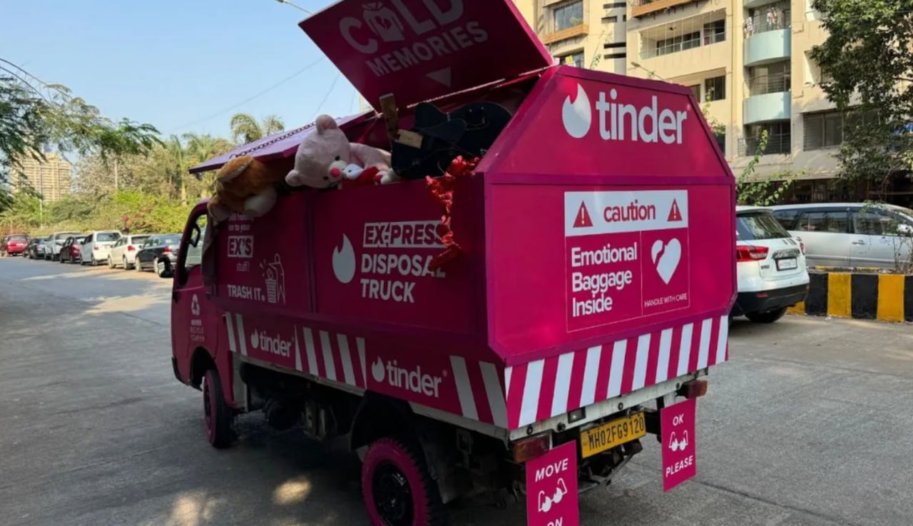 Забросить вещи бывших в грузовик — Tinder предложил тем, кто страдает после расставания, избавиться от «эмоционального багажа» В апреле Tinder запустил в Мумбаи новую кампанию: жители города могут вынести из дома вещи своих бывших и выбросить в розовый «грузовик для экспресс-утилизации». Он ездит по улицам с надписью: «Осторожно, внутри эмоциональный багаж». В кампании поучаствовали местные блогеры. Например, популярная пользовательница записала для Tinder видеоролик: по сюжету горожане делятся с ней переживаниями из-за бывших, а она помогает им решиться забросить их вещи в грузовик. По задумке этот грузовик должен помочь жителям Мумбаи в игровой форме избавляться от негативных мыслей и ассоциаций и заканчивать старый этап в жизни. По словам представителей компании, пользователи все чаще ставят на первое место собственное психическое здоровье и самочувствие, — и именно поэтому для них придумали «терапевтическую» акцию. Все это — часть большой кампании Tinder «Двигайся дальше», которую корпорация запустила в Индии. Для клиентов сделали специальную страничку с упражнениями, помогающими пережить разрыв например, на одном из этапов предлагается поплакать, на другом — избавиться от вещей бывшего, а потом — пойти в зал . Помимо этого, компания покрасила один из городских пешеходных переходов, так, чтобы каждая полоска символизировала этап горевания при расставании. Задонатить «Косе» Подписаться Вступить в комьюнити