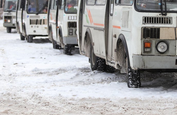 Снег парализовал автобусное сообщение   Например, сегодня утром не пошел автобус маршрута Юсьва – Тукачево. Власти предупредили местных жителей накануне вечером через соцсети, но это людей это не удовлетворило.   «Понимаем, что погодные условия, но где техника, которая борется с ними? Жители населенных пунктов, расположенных по этому маршруту, совершенно стали невыездными», - пишет в комментарии к посту администрации округа Лидия Аксенова.