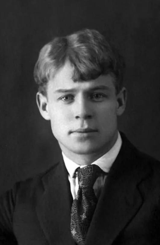 28 декабря 1925 года поэт Сергей Есенин был найден мертвым в ленинградской гостинице Англетер Ему было 30 лет Согласно официальной версии поэт в состоянии депрессии совершил суицид Обстоятельства самоубийства весьма странны когда открыли номер в нем не было света Поэт висел на вертикальной трубе под самым потолком высотой 3 метра 52 сантиметра На лбу была вмятина После гражданской панихиды в Союзе поэтов в Ленинграде тело Сергея Александровича было доставлено на поезде в Москву где также было устроено прощание с участием родственников и друзей Есенин был похоронен 31 декабря 1925 года в Москве на Ваганьковском кладбище Последнее его стихотворение До свиданья друг мой до свиданья по свидетельству Вольфа Эрлиха было передано ему накануне Есенин жаловался что в номере нет чернил и он вынужден был писать своей кровью До свиданья друг мой до свиданья Милый мой ты у меня в груди Предназначенное расставанье Обещает встречу впереди До свиданья друг мой без руки без слова Не грусти и не печаль бровей В этой жизни умирать не ново Но и жить конечно не новей