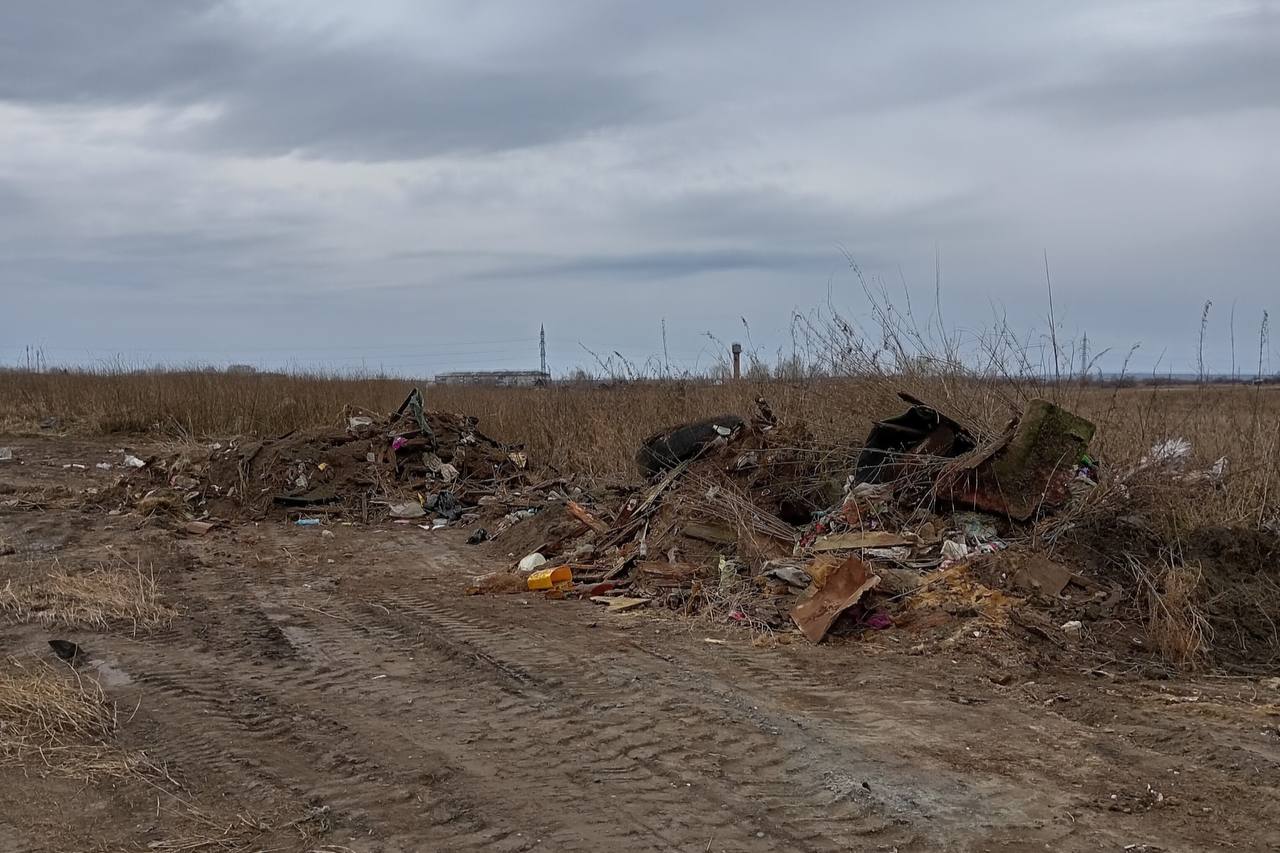 В Красноярском крае муниципальный контракт на ликвидацию свалок обернулся уголовным делом.  Руководство фирмы-подрядчика решило «сэкономить» на правильной утилизации отходов и получить максимум из предусмотренной за работу суммы — 14 500 000 рублей. Мусор просто «спрятали» в котлованах на территории подрядчика, а не вывезли его платно на полигоны. В общем, работы были выполнены только на бумаге.