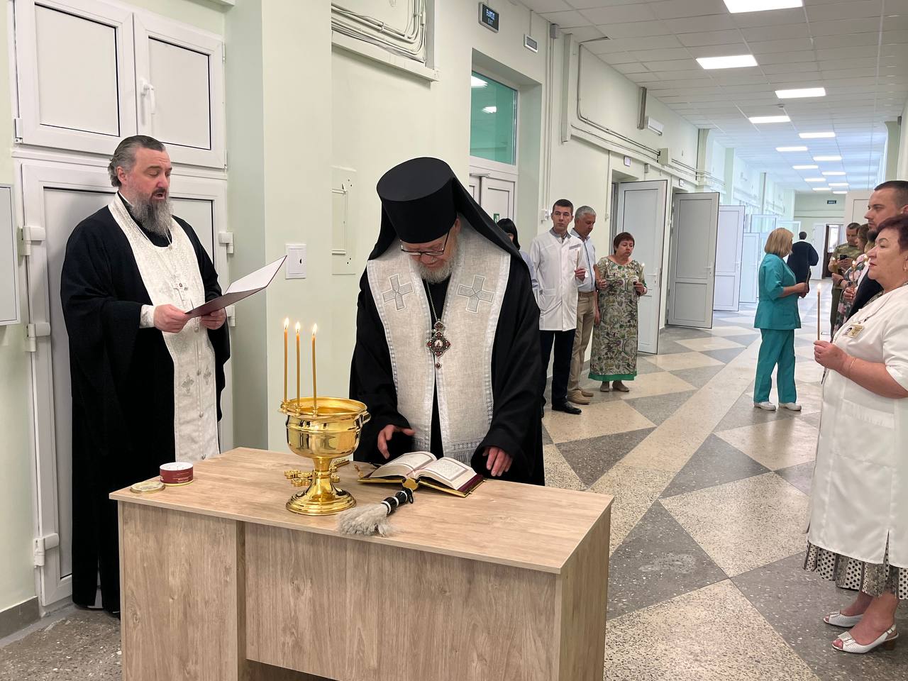 Обновлённое отделение анестезиологии и реанимации открыли в ЛРДКБ Церемония открытия прошла при участии представителей Балашихинской епархии. А еще отделение посетил Владыка Николай, епископ Балашихинский и Орехово-Зуевский. Специалисты провели ремонт в операционном блоке, реанимационных залах, манипуляционной, душевой, буфете, кабинетах персонала и коридоре. Все помещения оснащены современным оборудованием. Фото: Минздрав ЛНР