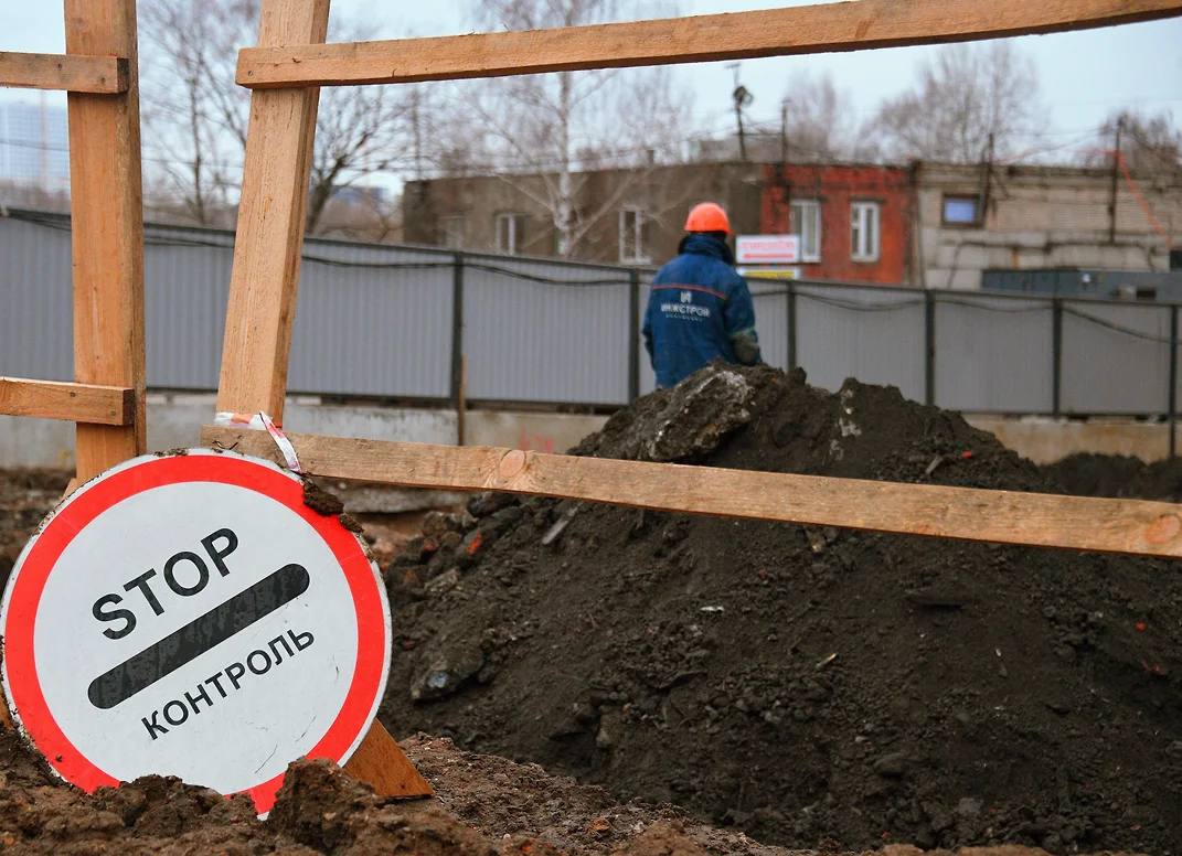 Ульяновский предприниматель обманул 12 человек на 3 3 млн рублей Прокуратура Засвияжского района Ульяновска после утверждения обвинительного заключения направила в суд уголовное дело владельца и директора ряда компаний Максима Латыпова обвиняемого в мошенничестве в крупном и особо крупном размере ч 3 ч 4 ст 159 УК РФ до 10 лет лишения свободы По данным следствия 43 летний директор и владелец ООО ГидроТеплоСервис и ООО Сервис групп Максим Латыпов заключал договоры с гражданами на строительство бань мобильных домов беседок душевых и туалетов Однако как пояснили Ъ Волга в облпрокуратуре договоры исполнены не были ничего предприниматель не построил а денежные средства не вернул Всего в период с августа по октябрь 2023 года он таким образом обманул двенадцать граждан на сумму более 3 3 млн руб Обманутые граждане обратились в полицию после чего и было возбуждено уголовное дело По данным Kartoteka ru компания Сервис групп с августа 2024 года исключена из ЕГРЮЛ решением ФНС в связи с недостоверностью юридического адреса компании По ООО ГидроТеплоСервис ФНС выявила аналогичное нарушение Кроме того по данным ФНС компания после 2019 года сдает нулевую бухгалтерскую отчетность Обвиняемый признал неисполнение договоров следствию пояснил что был вынужден их заморозить в связи со сложной финансовой ситуацией Однако следствие считает что предприниматель шел на заведомый обман граждан поскольку его компании и не могли исполнить свои обязательства не имея в штате больше никого кроме директора и бухгалтера В целях возмещения нанесенного гражданам ущерба наложен арест на банковские счета обвиняемого kommersant volga