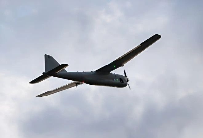 Из-за атаки дронов на Москву в Перми задержан один рейс В Перми 6 июня почти на полтора часа задержали вылет рейса ДР 434 в Москву Внуково . По расписанию борт авиакомпании «Победа» должен был отправиться в 06:10, а вылетел B-737, согласно онлайн-табло Большого Савино, в 07:33. Как ранее сообщали в Росавиации, из-за атаки украинских дронов сегодня рано утром вводились ограничения на полёты в столичных аэропортах Внуково, Домодедово и Жуковский. В Домодедово и Жуковском ограничения продлились около полутора часов, во Внуково — около часа. Источник ЧП Пермь Прислать новость