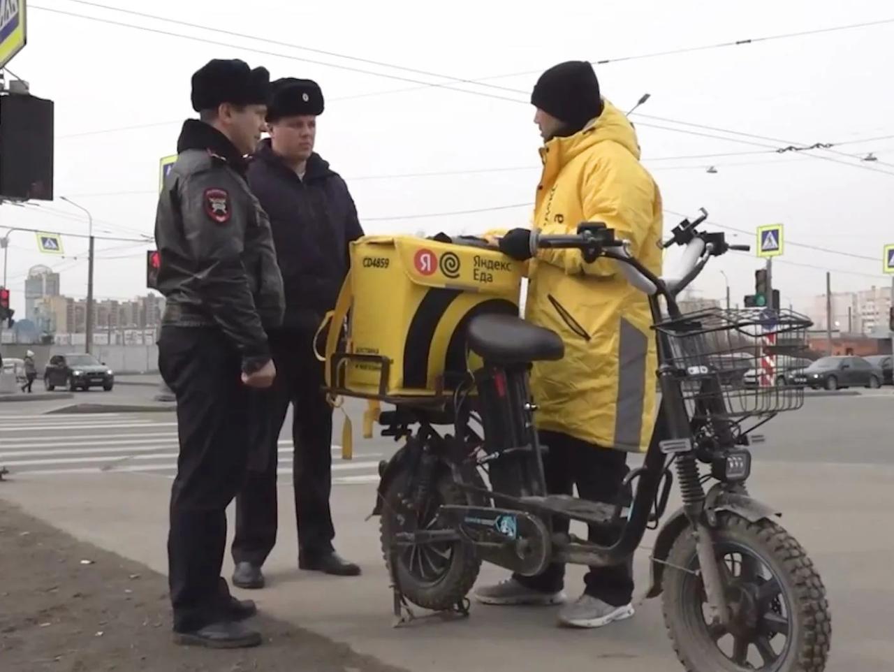 Мигрантам запретят работать курьерами в Петербурге, губернатор Беглов подписал соответствующее постановление Переходный период – три месяца для адаптации бизнеса к требованиям. Изменения внесли в документ, где уже был прописан запрет на работу иностранцев в такси. Новости Дня