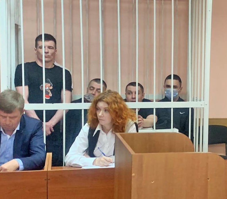  Неожиданно гуманный приговор получили члены банды телефонных мошенников в Новосибирске, одного из членов группировки освободили в зале суда Махинаторы купили банковскую базу с желающими взять кредиты и обзванивали их, утверждая, что могут помочь с поступлением денег на счёт. Но нужно было заплатить — то за страховку, то за доставку документов. Жертвами осуждённых стали 72 человека, ущерб превысил в ₽1 миллион. Но на суде уголовное дело лидера приостановили, ещё один мужчина вышел на свободу, поскольку отбыл весь срок в СИЗО. Остальные получили от 2 лет условного срока до 5,5 лет общего режима. Самый гуманный суд в мире 