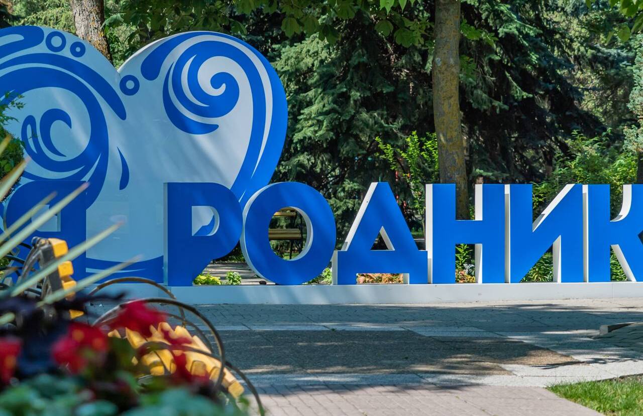 Санатории Анапы вошли в число лучших России Итоги рейтинга подвели в Москве на форуме Инвестиции в развитие здоровой страны Цифры Факты Возможности В результате в топ 100 лучших здравниц страны попали 15 санаториев Краснодарского края Во всероссийский рейтинг вошли санатории Сочи Геленджика и Лабинска Заполярье Адлеркурорт Бирюза Лаба Ревиталь Парк Знание Актер Санаторий Юг пансионат с лечением Приморье Life balance отель Rosa Springs 5 и отель Green Flow а также здравницы Анапы ДиЛуч Родник Сибур Юг и Эллада Всего в регионе работает больше 200 санаториев до конца года планируем открыть еще один В прошлом году в них отдохнули и укрепили здоровье почти 2 миллиона человек и мы будем стремиться к тому чтобы эта цифра только росла отметил губернатор Кубани Вениамин Кондратьев Также семь кубанских санаториев вошли в число лауреатов Всероссийского конкурса Топ 5 здравниц по клиентоориентированности 2025 Подписывайтесь на Новости Анапы в Телеграм и MAX