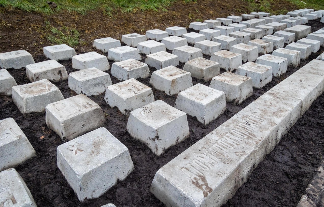 Дизайнер Артемий Лебедев резко высказался о реставрации памятника клавиатуре в Екатеринбурге Блогер заявил что арт объект испортили и раскритиковал отсутствие благоустройства вокруг памятника Он не стал лучше он стал хуже потому что его реставрировали люди у которых руки росли из Они только все испортили вместо того чтобы сделать новые отличные классные клавиши и чем то их глазуровать чтобы грязь не прилипала они сделали просто бетон сделали какие то опечатки Хоть Анатолий Вяткин автор этого памятника и присутствовал на открытии уж не знаю что он подумал Реставрация длилась 1 5 месяца Часть средств на работы собрали горожане Фото Василий Лоншаков Е1 Присылайте фото видео и новости OSTagilCity bot