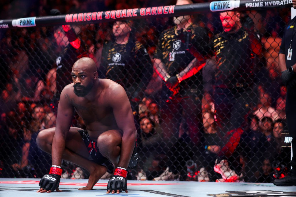 Чемпион UFC Джон Джонс завершил карьеру на фоне сообщений о проблемах с законом Об этом на пресс-конференции заявил глава промоушена Дэйна Уайт. Новым чемпионом в этой весовой категории стал британец Том Аспиналл, который владел временным поясом с ноября 2023 года после победы над россиянином Сергеем Павловичем . Он должен был стать следующим соперником Джонса, но американец уклонялся от поединка. Вскоре после заявления Уайта Albuquerque Journal сообщило, что бойца ММА обвинили в оставлении места ДТП в феврале и в июле его ждет слушание в суде. Американец выступал в UFC с 2008 года. Всего у Джонса в ММА 28 побед при одном поражении, еще один поединок был признан несостоявшимся. Он был самым молодым чемпионом в истории промоушена стал в 23 года . Глава UFC неоднократно называл его лучшим бойцом в мире. Getty Images Подписаться на «РБК Спорт»