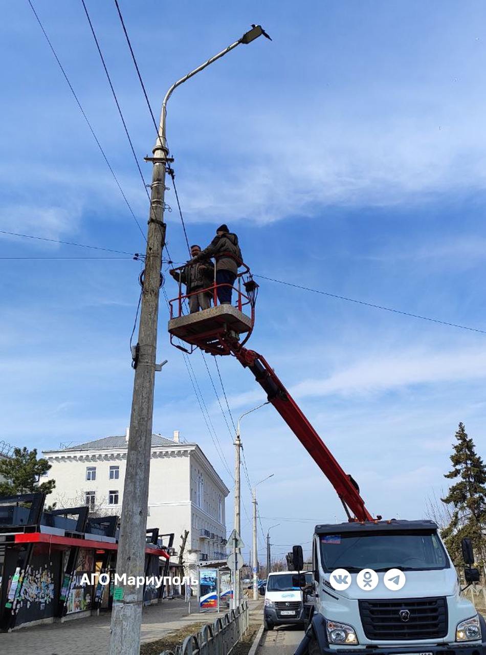 За прошлую неделю «Мариупольгорсвет» установил порядка 150 новых светильников  Также электрики демонтировали 84 вышедшие из строя лампы наружного освещения, смонтировали и отремонтировали 5 540 метров кабеля, провели демонтаж 1 415 метров неремонтопригодного провода и на 3 000 метров сетей устранили повреждения, короткие замыкания и обрывы.   Специалисты вели работы во всех районах.    В Жовтневом: по улице Громовой, проспекту Ленина и в посёлке Старый Крым.   В Приморском: по улицам  Западной и Краснофлотской.   В Ильичевском: по улицам Контрольной, Рельефной, Менжинского, Семафорной, Гонды, Забайкальской, 1-го Мая и по переулку Шлаковому.   В Орджоникидзевском: в сквере "40 лет Победы", по проспекту Победы, улицам 130-й Таганрогской дивизии и Набережной.