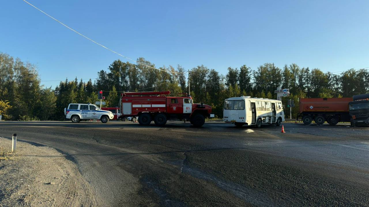 На 93-м километре Тюменского тракта днем 10 сентября бензовоз столкнулся с междугородним автобусом № 125, он ехал из Сухого Лога в Богданович. Внутри находились 20 пассажиров.   По предварительной информации, водитель бензовоза не уступил дорогу автобусу и на перекрестке проехал на красный.  — После сильного удара у бензовоза произошла утечка топлива из бензобака. В эпицентр событий в срочном порядке прибыли несколько нарядов Госавтоинспекции Богдановича и пожарные. Инспекторы обеспечивают реверсивное движение транспортных потоков, — рассказал глава пресс-службы ГУ МВД по Свердловской области Валерий Горелых. —  Оба водителя проверены на состояние опьянения. Экспресс-тест показал отрицательный результат.  Незадолго до аварии бензовоз Mercedes слил большой объем топлива на местной АЗС — если бы этого не произошло, автомобиль вместе с автобусом могли бы взорваться. Пять пассажиров автобуса получили травмы, погибших, к счастью, нет. Среди раненых — 15-летний мальчик.  Если вы были пассажиром этого автобуса или знаете подробности аварии, напишите нам через  .