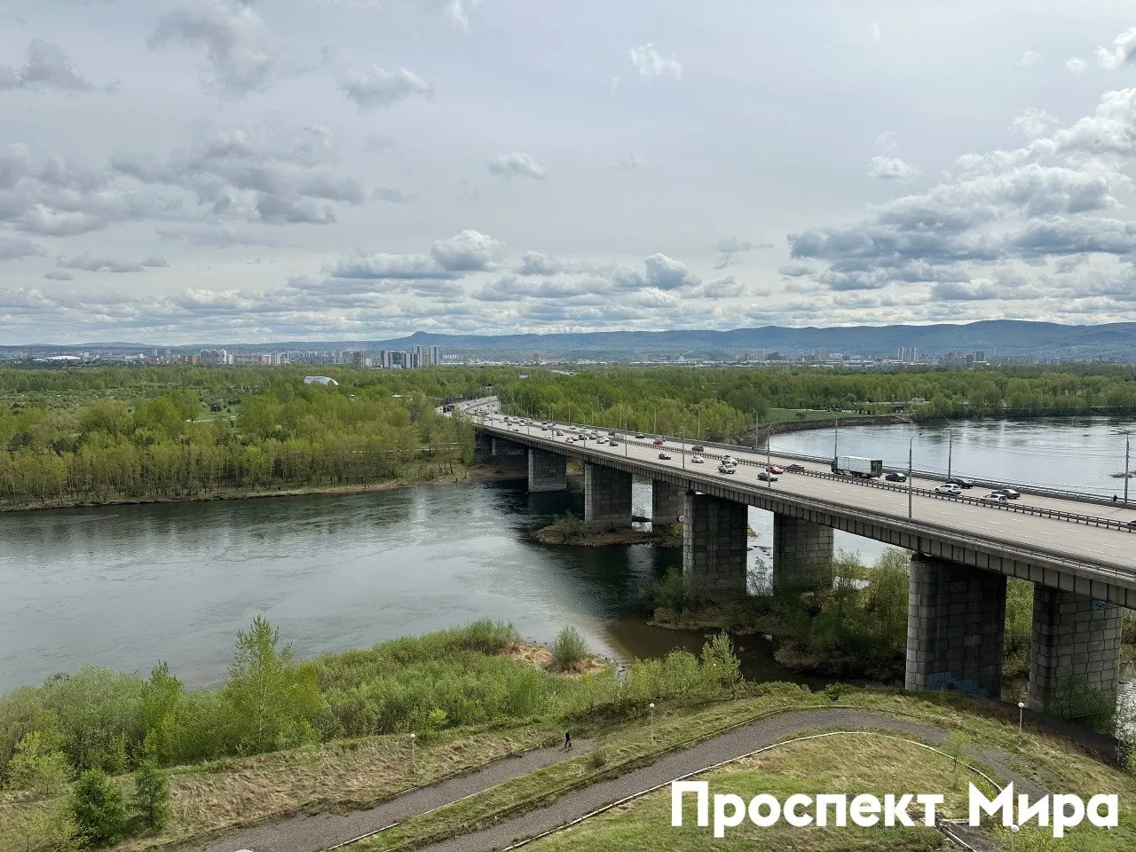На красноярских мостах ограничат движение до конца октября С 08 00 23 мая из за ремонта проезжую часть сузят на следующих участках путепровод на улице Авиаторов через железнодорожное полотно Октябрьский мост от улицы Крайняя до Партизана Железняка съезды на остров Татышев Коркинский мост через Енисей организуют реверсивное движение путепровод на улице Пограничников от улицы Алюминиевая до здания 9с15 на Пограничников Ограничения будут действовать до 23 00 31 октября Проспект Мира в Telegram и Максе