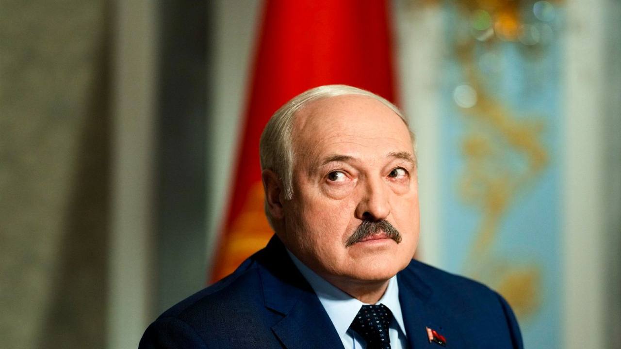 Россия является гарантом безопасности для Беларуси, — заявил Лукашенко Он отметил, что если бы Россия не поддержала Беларусь, то республика стояла бы «лоб в лоб с НАТО». Гуд Афтенун Новости