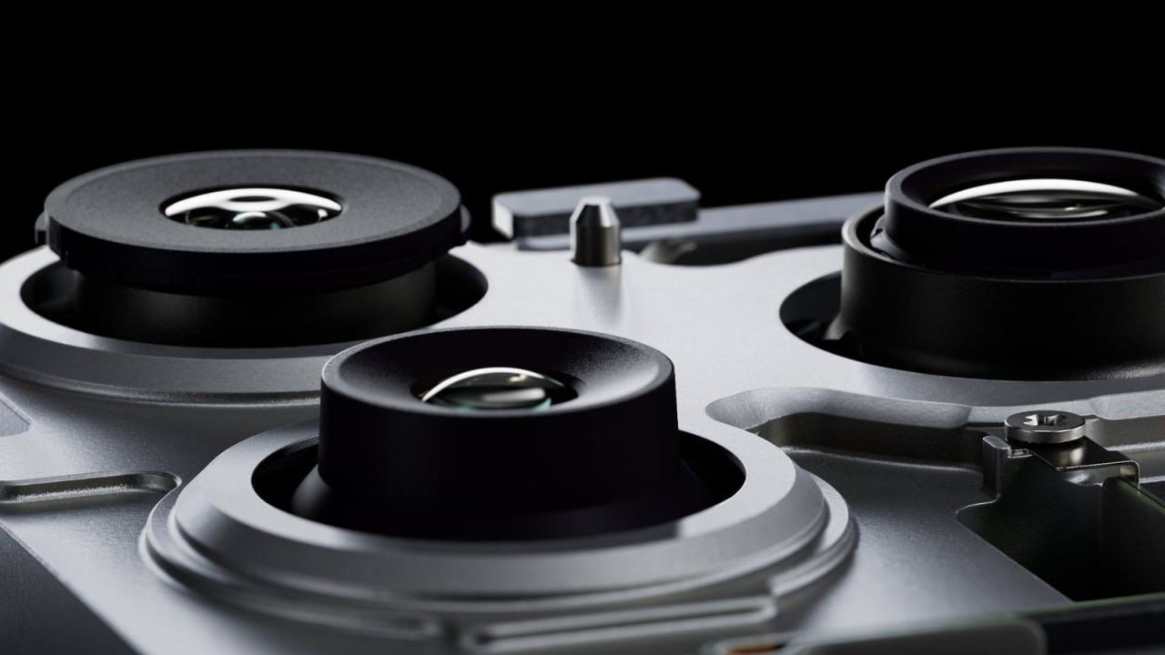 iPhone 18 Pro могут получить телеконвертер и изменяемую диафрагму Китайский инсайдер Smart Pikachu сообщил что Apple довела камеру с изменяемой диафрагмой для iPhone 18 Pro и Pro Max до поздних инженерных образцов и тестирует телеконвертер Диафрагма даст точный контроль экспозиции особенно при видео а телеконвертер увеличивает фокусное расстояние но снижает светосилу Как это реализовать в смартфоне пока неясно но теоретически они могут работать вместе Apple ещё может отказаться от этих решений если они не подойдут для качества или массового производства как это уже случалось с iPhone 17