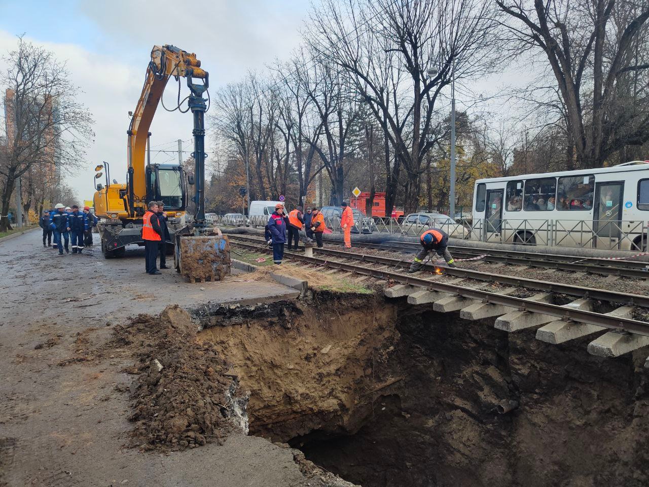 Специалисты «Краснодар Водоканала» продолжают ремонт трубопровода на улице Московской   В настоящее время идёт ремонт трубопровода и подготовка основания для заливки бетоном поврежденного участка. Параллельно продолжают прочистку насосов, которые забились из-за большого количества мусора.    На месте провала круглосуточно работают 9 единиц техники и 15 специалистов компании. Также на месте провала на придомовой территории по улице Московской, 57/1 подрядная организация ремонтирует участок пешеходной зоны.