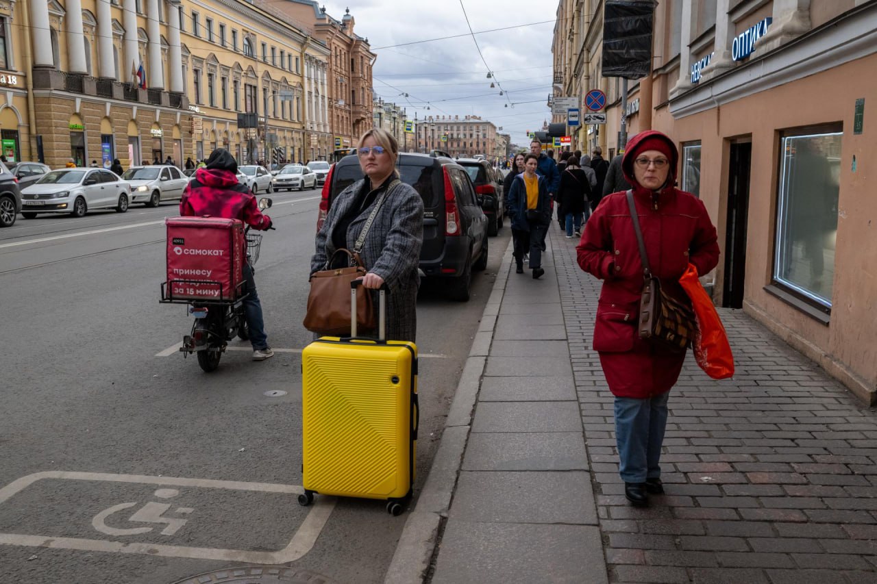 Петербург занял второе место в стране по популярности деловых поездок  Количество бронирований для командировок в Петербурге выросло минувшим летом на 25%.   Такие данные получили аналитики сервиса для организации командировок Smartway, изучив информацию о количестве бронирований в июне-августе 2024 года. По данным компании, за лето билеты до Петербурга и отели для командировочных бронировали более 80 тыс. раз.  В общероссийской статистике доля Петербурга в сегменте деловых поездок составила 20%. На первом месте — Москва с +50% от доли всех бронирований.  Автор фото: Тихонов Михаил