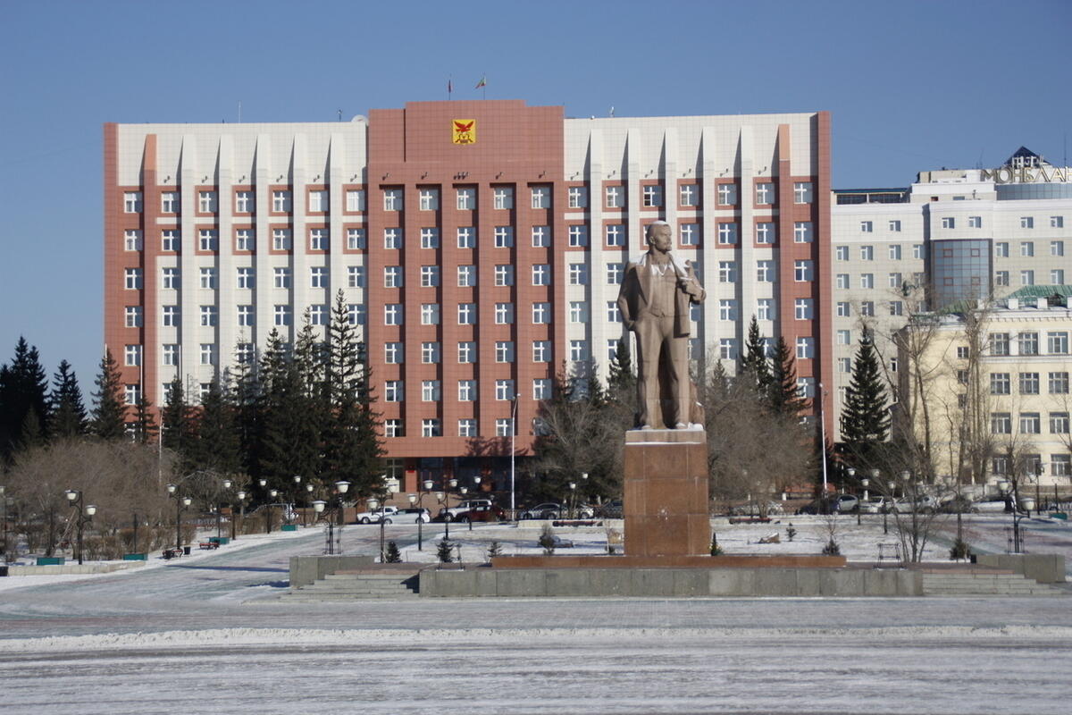 В правительстве Забайкалья появились новые министры Исполняющим обязанности главы лесного хозяйства и пожарной безопасности назначен Валерий Шрейдер а транспортное и дорожное ведомство теперь возглавляет Евгений Дюртеев Шрейдер начинал лесником вырос до заместителя министра экологии Новосибирской области и в 2024 году стал главным лесным инспектором Забайкалья Его профессиональный путь редкий пример когда человек в отрасли знает её не только по документам Евгений Дюртеев инженер путей сообщения выпускник Сибирского университета специалист по мостам и тоннелям До назначения он руководил управлением региональных автодорог в Бурятии а затем занимал пост заместителя начальника Упрдор Забайкалье Назначения стали возможны после недавней реорганизации правительства Министерство природных ресурсов и департамент ГО и ПБ разделили создав отдельное ведомство по лесному хозяйству и пожарной безопасности Обновлённое министерство экологии продолжает работать под руководством Павла Волжина Забайкалье