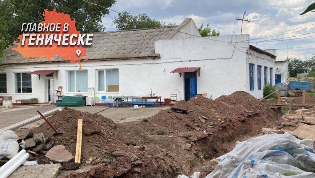 В Херсонской области образовательные учреждения не соответствуют современным стандартам безопасности Власти региона постепенно решают эту проблему, как сообщил и. о. замминистра образования и науки области Алексей Григорьев в интервью ХАН. В данный момент в области функционирует 106 школ, в которых обучаются около 21 тысячи детей. Одним из ключевых направлений модернизации является обеспечение пожарной безопасности и внедрение антитеррористических мер. Хотя это не удастся решить сразу, работа в этом направлении продолжается. Григорьев также подчеркнул, что в процессе восстановления школ проводится ремонт учебных классов и пищеблоков, с помощью Минстроя и их учреждений. Он добавил, что регионы-шефы оказывают значительную помощь, подготавливая школы к новому учебному году и предоставляя учебники и школьную форму.