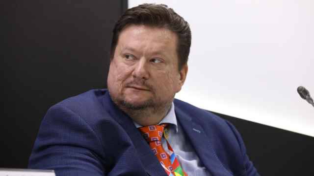 Российский «убийца Android» стал банкротом Российские айти-компании «Авроид» и «Гиперус» подали иски о банкротстве в суд. Их общий долг перед кредиторами превысил 2,3 млрд руб. Две компании принадлежали бывшему вице-губернатору Санкт-Петербурга Эдуарду Батанову и владельцу компании «Мой офис» Дмитрию Комиссарову. Комиссаров весной отмечал, что «ведутся переговоры с инвесторами», однако пока желающих спасти бизнес не нашлось. «Авроид» занимается разработкой приложений для устройств на российской ОС «Аврора», а «Гиперус» разрабатывает решения для ИТ-инфраструктуры, аналог американской Nutanix. Офисы компаний закрыты, а выплаты зарплат и задерживаются. Сотрудники уже подали личные иски в Роспотребнадзор и Трудовую инспекцию — сообщал CNews один из сотрудников компаний. В компаниях работали почти 200 человек. Подписаться Прислать новость