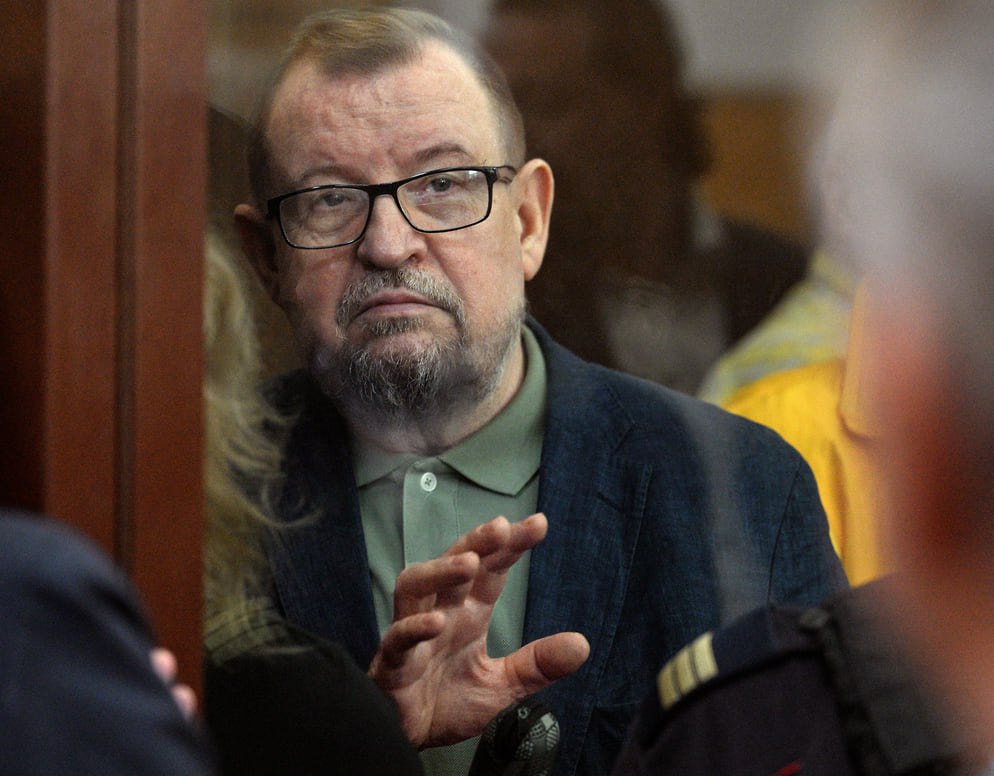 Экс глава полиции Петербурга Сергей Умнов обжаловал приговор по делу о взятках Сергей Умнов экс глава ГУ МВД по Петербургу и Ленобласти обжаловал приговор Апелляция подана 29 августа 2025 года Умнов приговорен к 12 годам колонии штрафу в 35 млн руб и лишен звания генерал лейтенанта и наград Дело начатое в 2020 году переквалифицировали со Злоупотребления на Получение взятки По версии суда Умнов генералы Алексей Семенов Иван Абакумов и Елена Копьева похитили 64 5 млн руб из НКО Фонд содействия программам ГУВД Деньги поступали от предпринимателей за продление договоров в МРЭО ГИБДД Фото Глеб Щелкунов Коммерсантъ kommersant spb