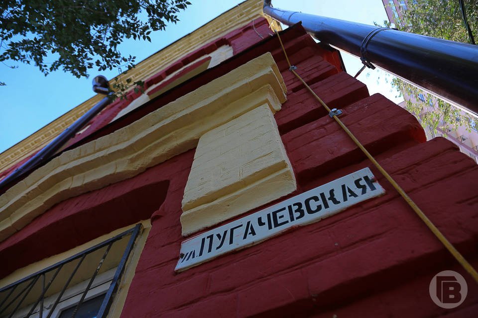 В центре Волгограда реконструируют дом эпохи Александра III Деревянное строение находится на улице Пугачевской. В историческом центре Волгограда реконструируют уникальный многоквартирный дом, построенный в 1880-ые годы. Деревянное строение №11А по улице Пугачевской признано аварийным. Как сообщили "Городским вестям" в инспекции госжилнадзора региона, специалисты ведомства пришли к такому выводу по итогам обследования технического состояния объекта. Итоги проверки были направлены в администрацию Ворошиловского района. Межведомственной комиссией при райадминистрации было принято заключение о выявлении оснований для признания многоквартирного дома аварийным и подлежащим реконструкции.
