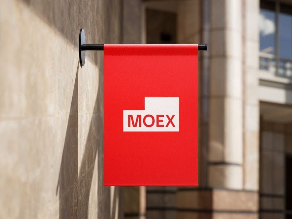 Московская биржа опубликовала график работы в праздничные дни 2025 г. #MOEX    «В официальные выходные дни 3, 6 и 8 января, 2 и 8 мая,13 июня и 3 ноября 2025 г. торги будут проводить на фондовом рынке и рынке кредитов, валютном рынке и рынке драгоценных металлов, срочном рынке и на рынке стандартизированных производственных финансовых инструментов  СПФИ », — сообщается в пресс-релизе. Кроме того, в указанные даты на рынке драгметаллов и валютном рынке торги будут осуществляться по всем инструментам, исключая сделки «с датой исполнения обязательств в день заключения сделок и сделок своп, дата исполнения обязательств по первым частям которых приходится на день заключения данных сделок своп».    В дни официальных государственных праздников — 1–2 января, 7 января, 23 февраля, 8 марта, 1 и 9 мая, 12 июня и 4 ноября — торги на рынках Мосбиржи проводиться не будут.   Площадка обращает внимание, что 1 ноября 2025 г. выпадет на рабочую субботу, поэтому все операции будут проходить в обычном режиме. ПОДПИСАТЬСЯ   Jkinvest_news