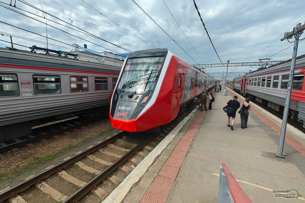 Комиссия по приемке электропоезда «Финист» завершила свою работу По различным характеристикам его оценивали руководители подразделений РЖД, профильные исследовательские институты, а также представители компаний-поставщиков комплектующих Соответствие поезда требованиям технических условий подтверждено. Транспорту присвоен литер О1 и определена установочная серия в объеме 60 электропоездов. Планируется, что к июлю «Уральские локомотивы» получат сертификат на новый двухсистемный поезд «Уральский меридиан»