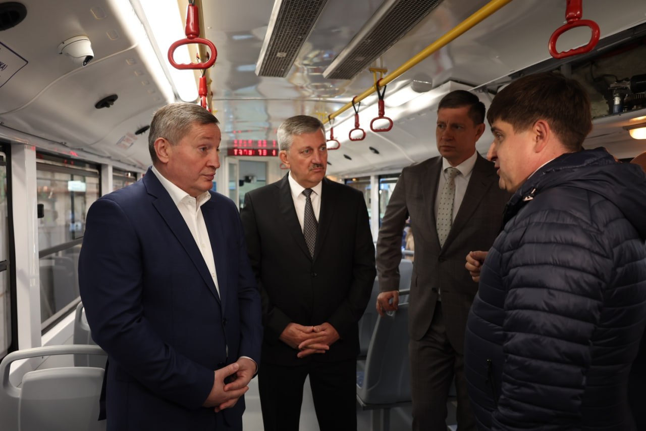 В Волгограде готовятся к массовому производству городского транспорта Губернатор Андрей Бочаров проинспектировал работу модернизируемого завода на базе которого работает площадка по капитальному ремонту трамваев и троллейбусов Следующий этап массовое производство современного подвижного состава по конкурентной стоимости за счет увеличения мощности капитальных ремонтно восстановительных работ vpravda ru obshchestvo v volgograde gotovyatsya k massovomu proizvodstvu gorodskogo transporta 215872 Фото администрация Волгоградской области