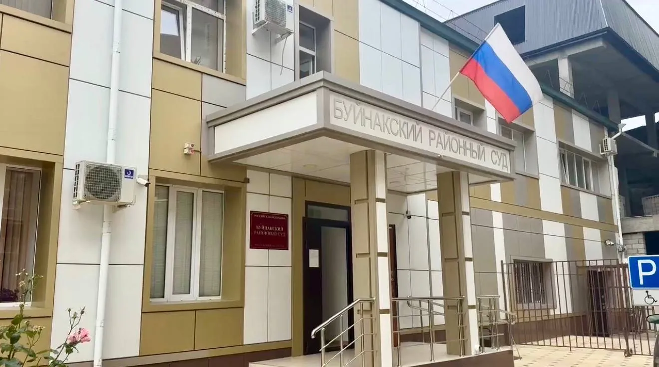 Суд конфисковал имущество экс главы буйнакского отделения Соцфонда на 317 млн рублей Чиновник не смог объяснить откуда взялись деньги на дорогую недвижимость При совокупном законном доходе около 11 млн рублей за 15 лет он и его родственники за пять лет оформили объекты почти на 317 млн Среди изъятого шестиэтажное нежилое здание почти в 2 8 тыс кв м два земельных участка и квартира 72 кв м записанная на гражданскую супругу Всё обращено в доход государства