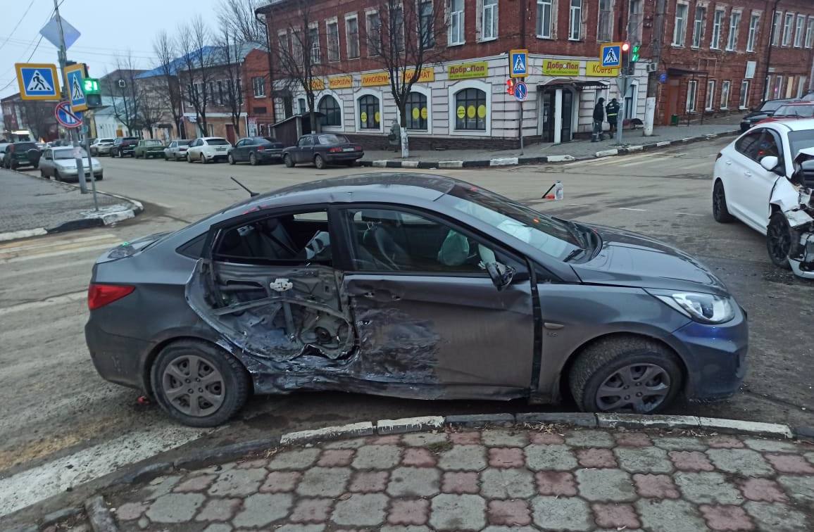 В Ефремове два Hyundai не поделили дорогу: пострадали два пассажира.   Женщину и 11-летнего подростка госпитализировали.  Авария в Ефремове случилась 2 декабря на регулируемом перекрестке улиц Свердлова и Тургенева. 39-летний мужчина за рулем Hyundai Solaris при повороте налево не уступил дорогу водителю другой такой же иномарки.  В результате ДТП госпитализировали пассажиров двух транспортных средств: 11-летнюю девочку и 28-летнюю женщину.  Источник: Myslo