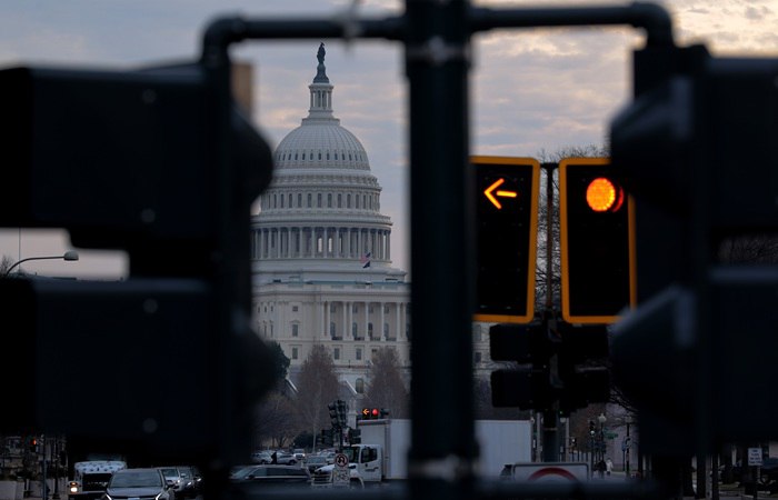 Сенатор республиканец Линдси Грэм внесен в РФ в список террористов и экстремистов заявил что президент США Дональд Трамп дал зеленый свет его законопроекту об усилении санкций против России После сегодняшней очень продуктивной встречи с президентом Трампом по ряду вопросов он дал зеленый свет двухпартийному законопроекту о санкциях против России над которым я месяцами работал с сенатором Блюменталем и многими другими написал Грэм в соцсети X Грэм выразил надежду что голосование по законопроекту пройдет уже на следующей неделе Фото Chip Somodevilla Getty Images interfaxonline