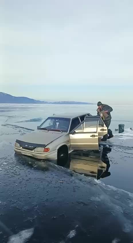 Водитель застрял на льду Байкала, спасаясь на бампере