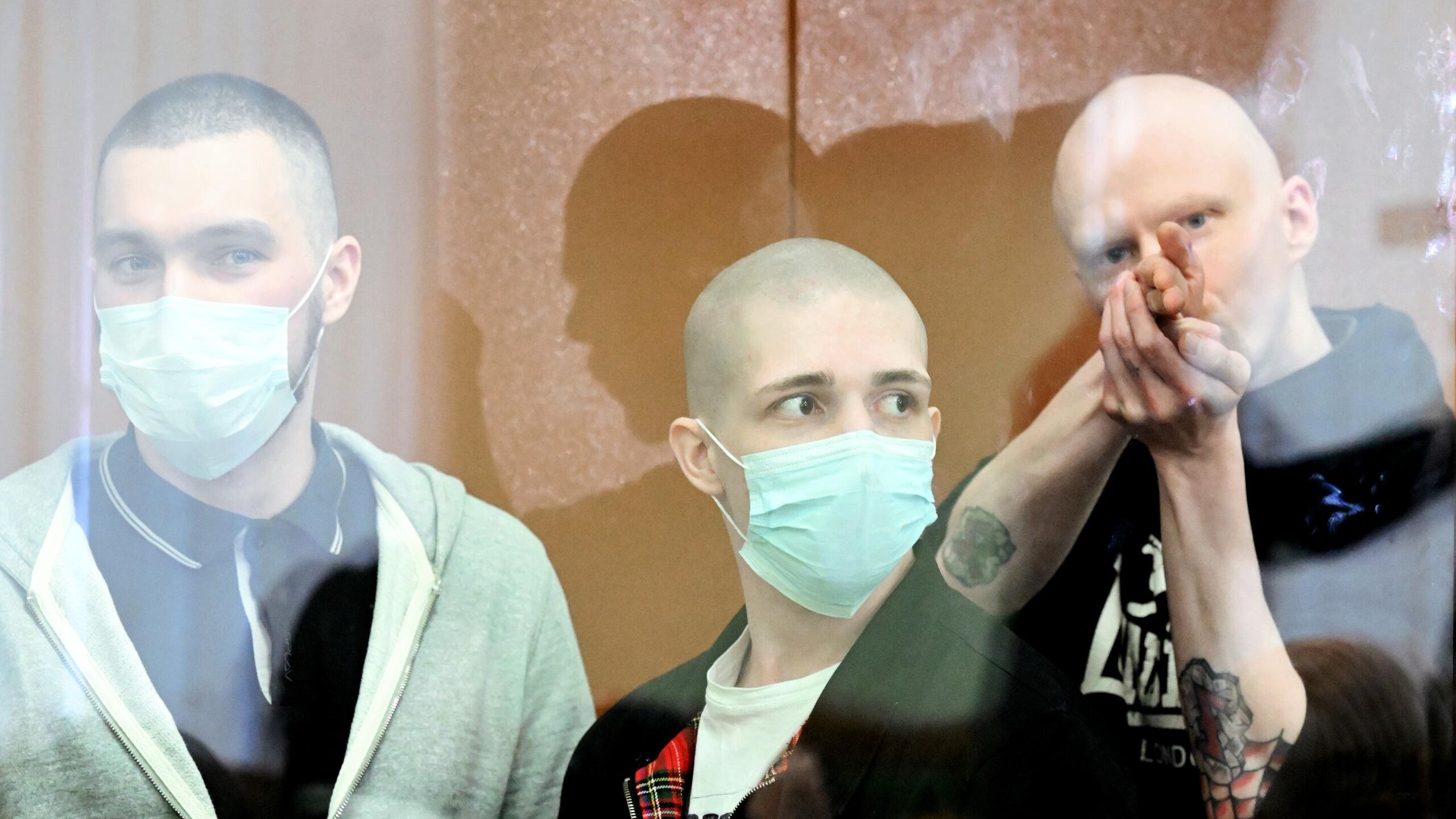 Обвинение просит приговорить к срокам вплоть до пожизненного семерых фигурантов дела о подготовке покушения на журналиста Владимира Соловьева передает корреспондент РИА Новости из зала 2 го Западного окружного военного суда Прокурор в прениях сторон попросил суд приговорить предполагаемого создателя группировки Андрея Пронского к пожизненному сроку остальных фигурантов к срокам от 13 до 30 лет На скамье подсудимых находятся Андрей Пронский Тимофей Мокий Владимир Беляков Владимир Степанов Максим Дружинин Андрей Волков и Денис Абраров Еще один обвиняемый Василий Стрижаков был отправлен на принудительное лечение По версии следствия в 2021 году Пронский создал ячейку неонацистской террористической группировки NS WP запрещенной в России о чем публично заявил с целью привлечения сторонников В деятельность группы были вовлечены Мокий Беляков Степанов Дружинин Волков Стрижаков и иные лица