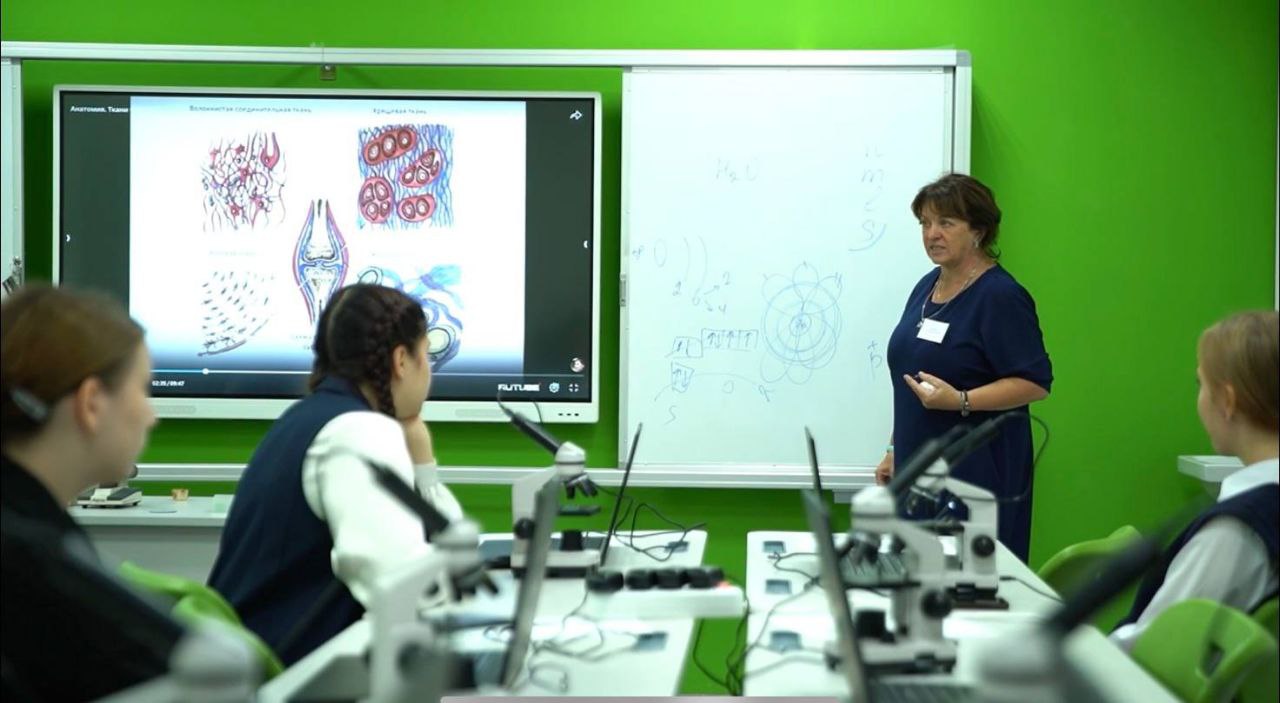 Василий Орлов предложил подумать о создании теплиц в амурских школах По мнению главы региона такой проект мог бы стать продолжением уже действующей программы по ранней профориентации и созданию специализированных агроклассов Агроклассы уже показали свою востребованность Это детям интересно причём не только в сельских территориях но в и в Благовещенске заявил Василий Орлов Инициатива по созданию школьных теплиц предполагает решение сразу нескольких задач приобщает детей к труду даёт им практические знания и одновременно обеспечивает школьные столовые свежей продукцией Напомним в 2025 году в школах Приамурья открыто восемь новых агротехнологических классов Программа направлена на раннюю профориентацию в планах региона создание 175 агроклассов за пять лет Минобрнауки Амурской области в МАХ