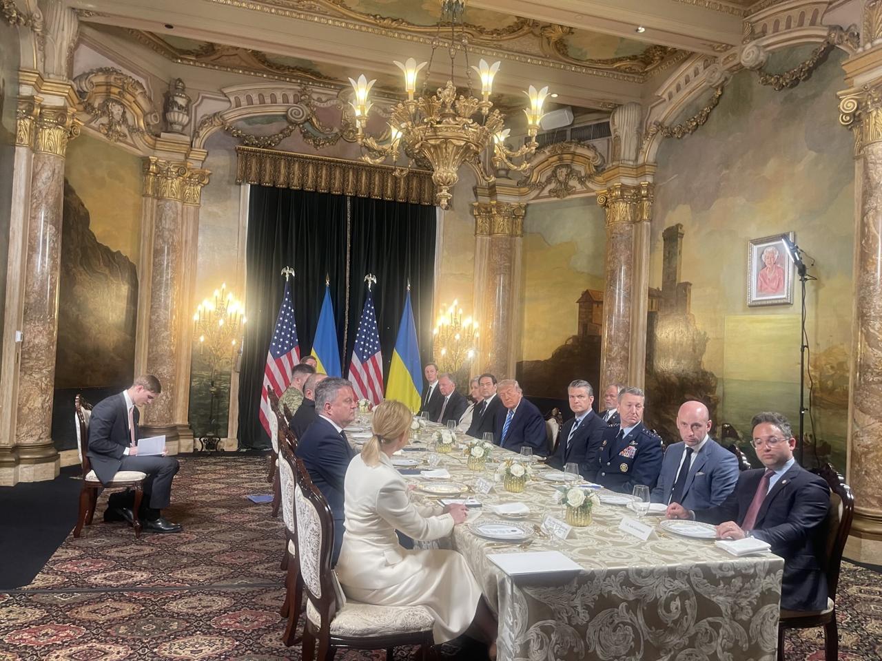 Зеленского на переговорах с Трампом посадили напротив портрета покойной Елизаветы II Переговоры продолжаются уже более 1 5 часов сообщали в пресс пуле Белого дома